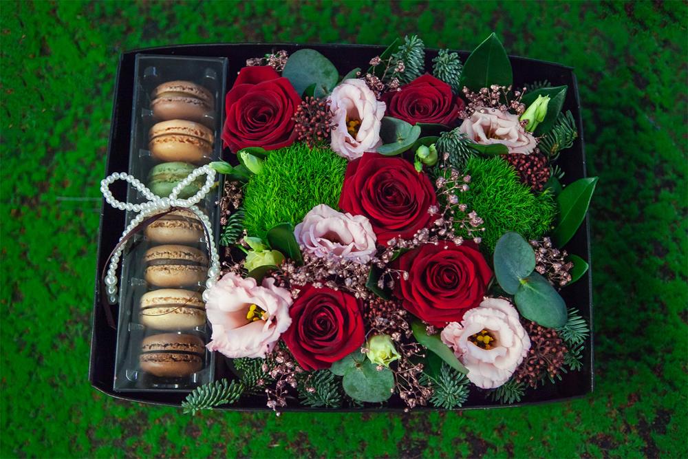 Flowers and Macarons Box