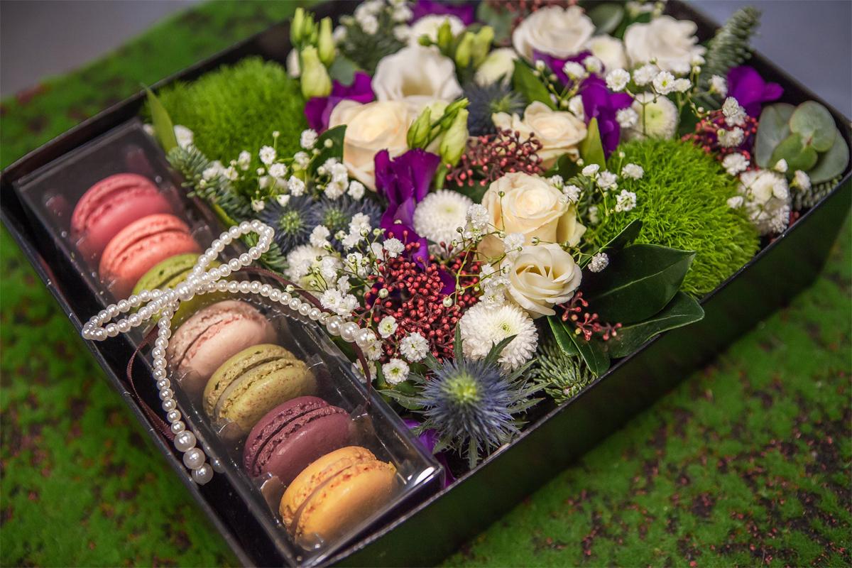 Flowers & Macarons